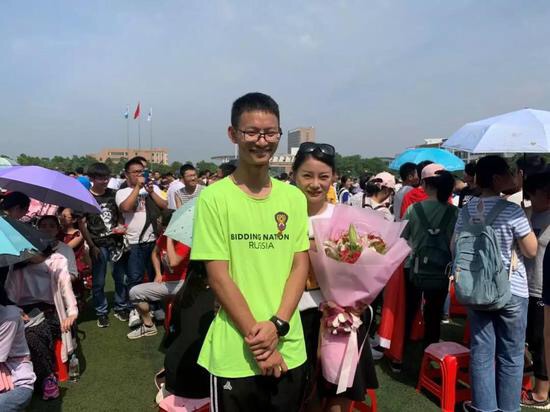 跪母考生高考635分 曾因被質疑炒作而壓力大